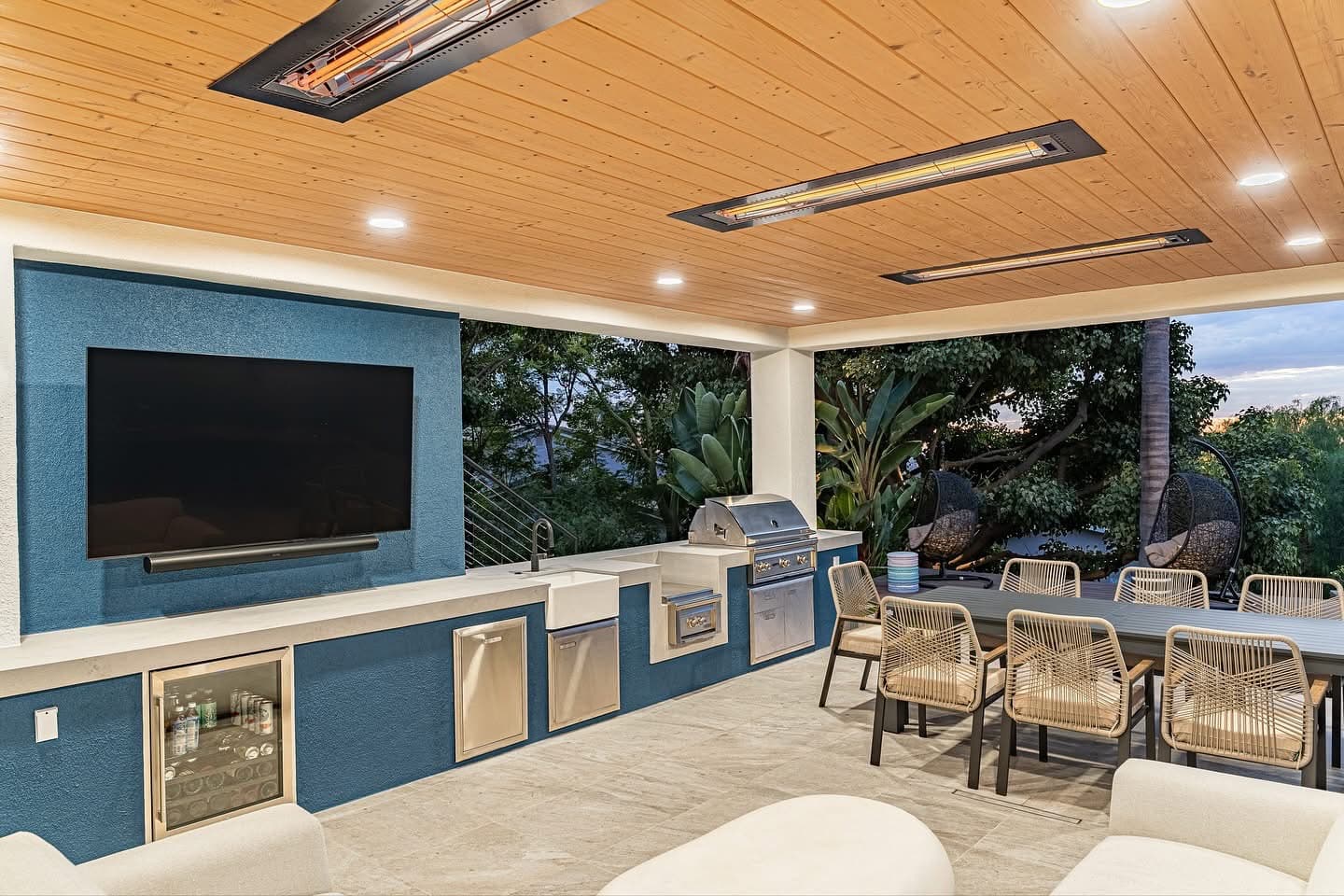 Patio with masonry seat wall detail